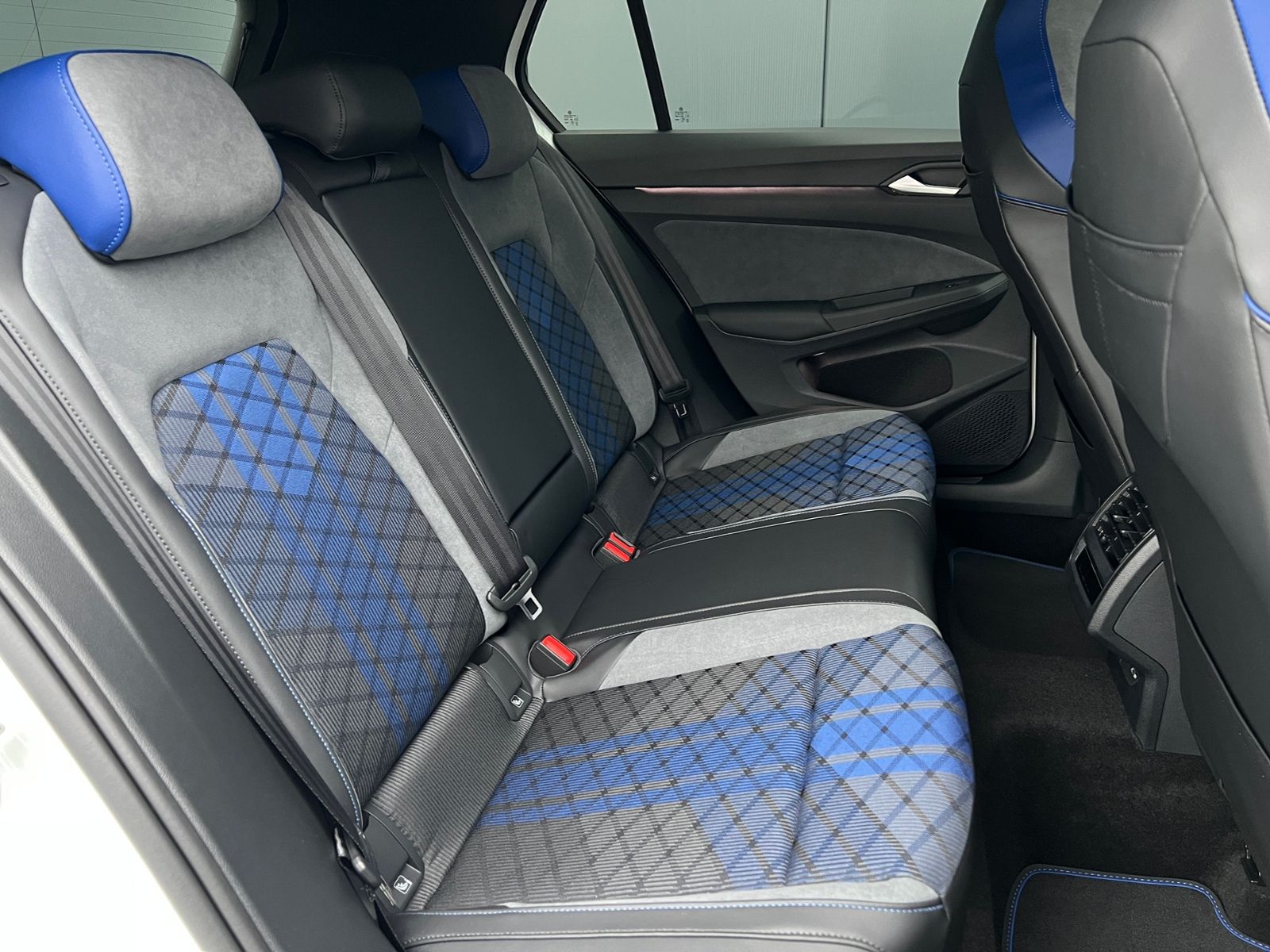 Fahrzeugabbildung Volkswagen Golf VIII R 2.0 TSI DSG 4MOTION *IQ.Light, Black