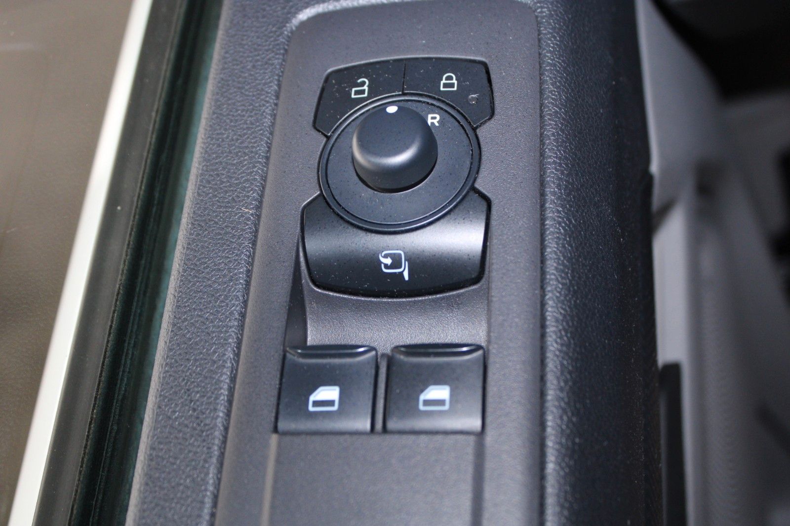 Fahrzeugabbildung Ford Transit Custom L1 TREND LED NAVI CAM ACC SHZ uvm