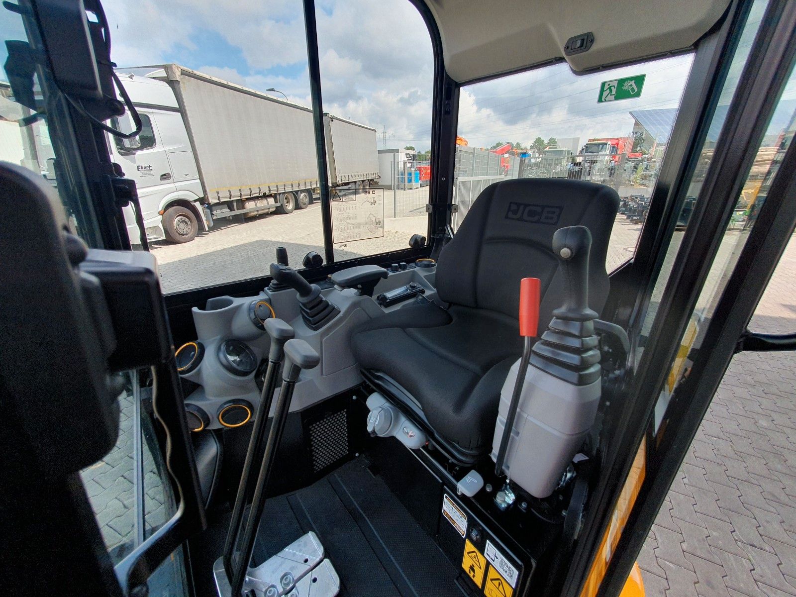 Fahrzeugabbildung JCB 26C-1 Pro Cab / Neufahrzeug / Planierschild