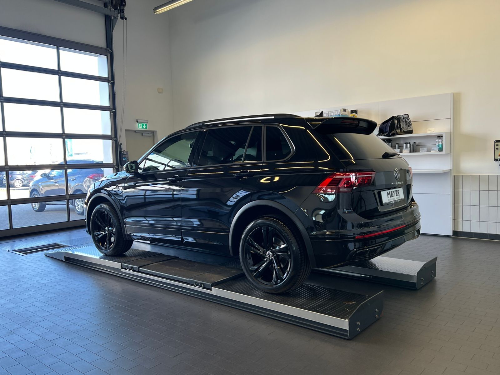 Fahrzeugabbildung Volkswagen Tiguan R-Line 2.0 TDI DSG 4MOTION *AHK, LED, Bla