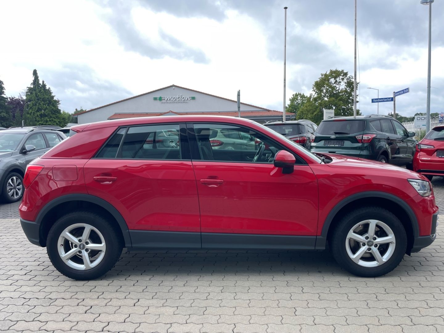 Fahrzeugabbildung Audi Q2 basis ultra Klima Müdigkeitswarner SHZ PDC