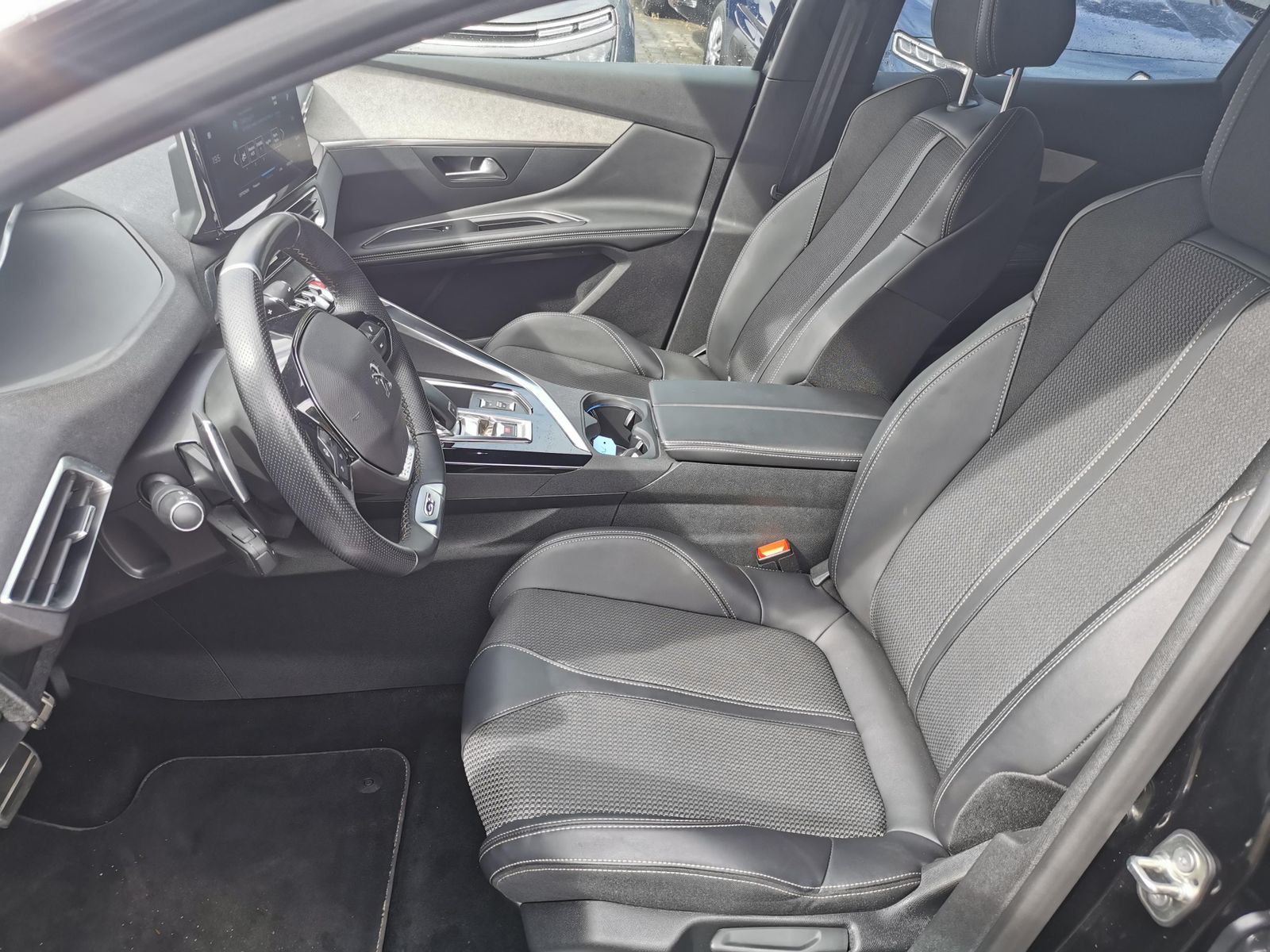 Fahrzeugabbildung Peugeot 3008 1.2 PureTech 130, GT
