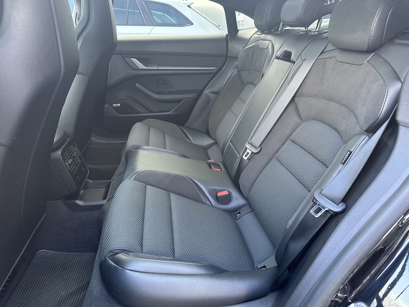 Fahrzeugabbildung Porsche Taycan Sport-Design NAV+LED+PANORAMA+360°+20ZOLL