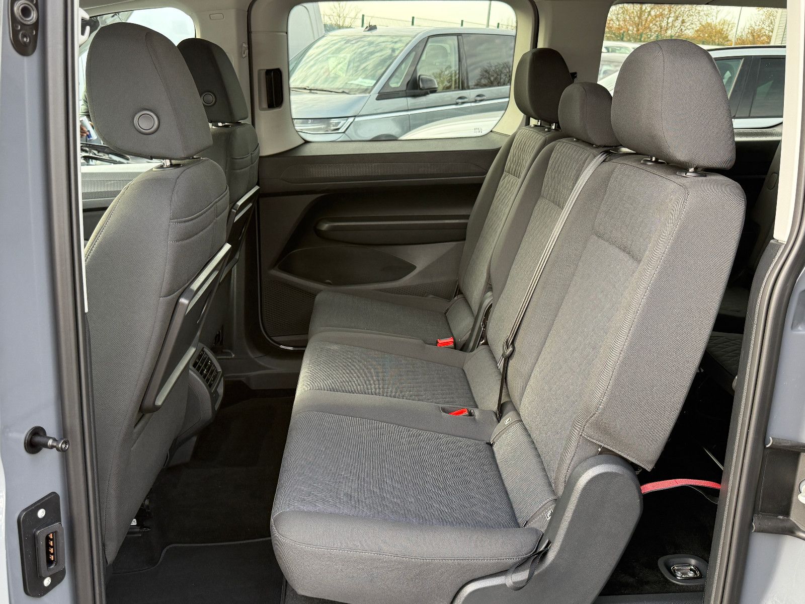 Fahrzeugabbildung Volkswagen Caddy Life Maxi 7-Sitzer ACC Blis DAB PDC SHZ