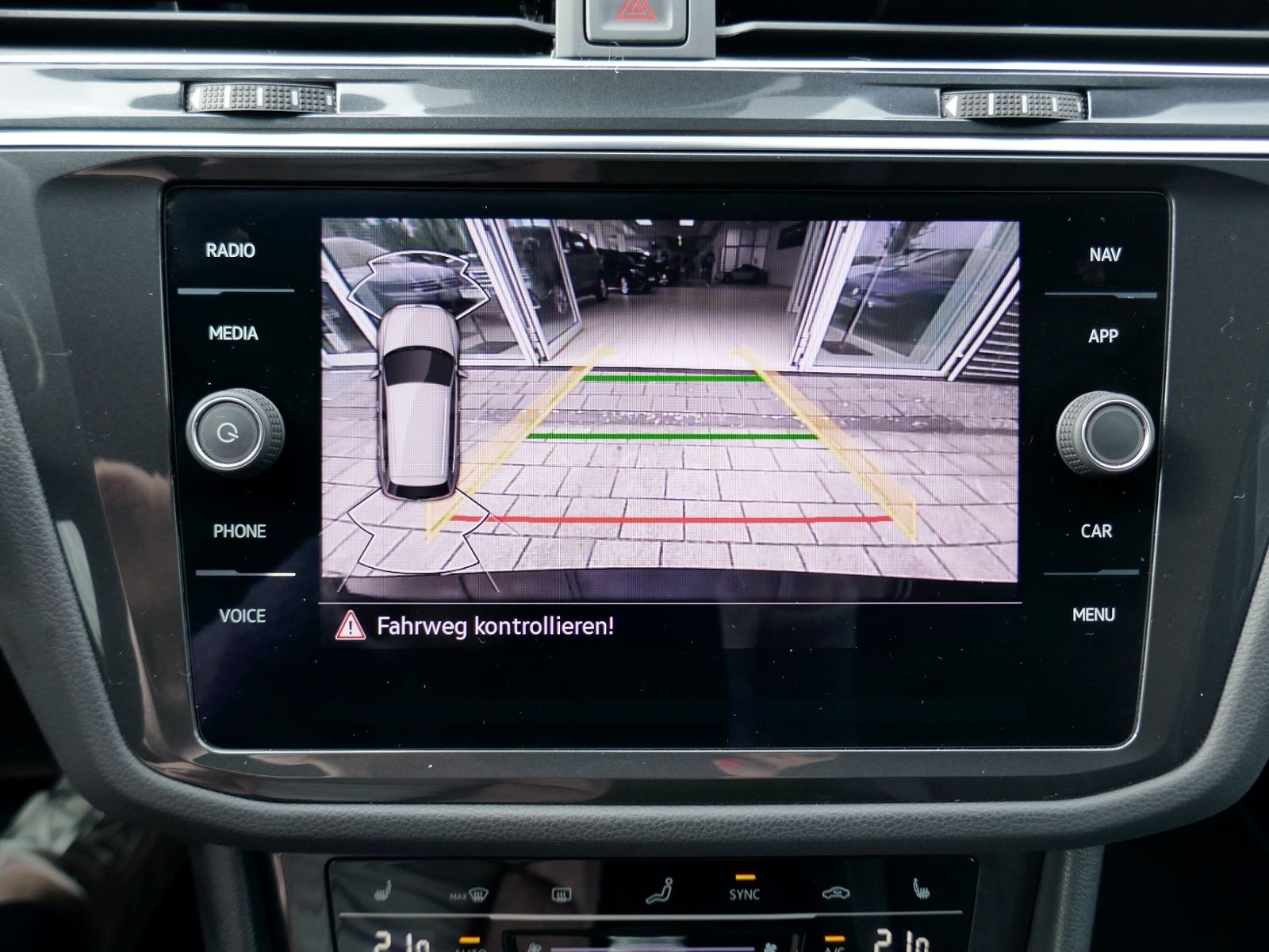 Fahrzeugabbildung Volkswagen Tiguan R-Line 1.5 TSI DSG | LED RFK ACC Navi