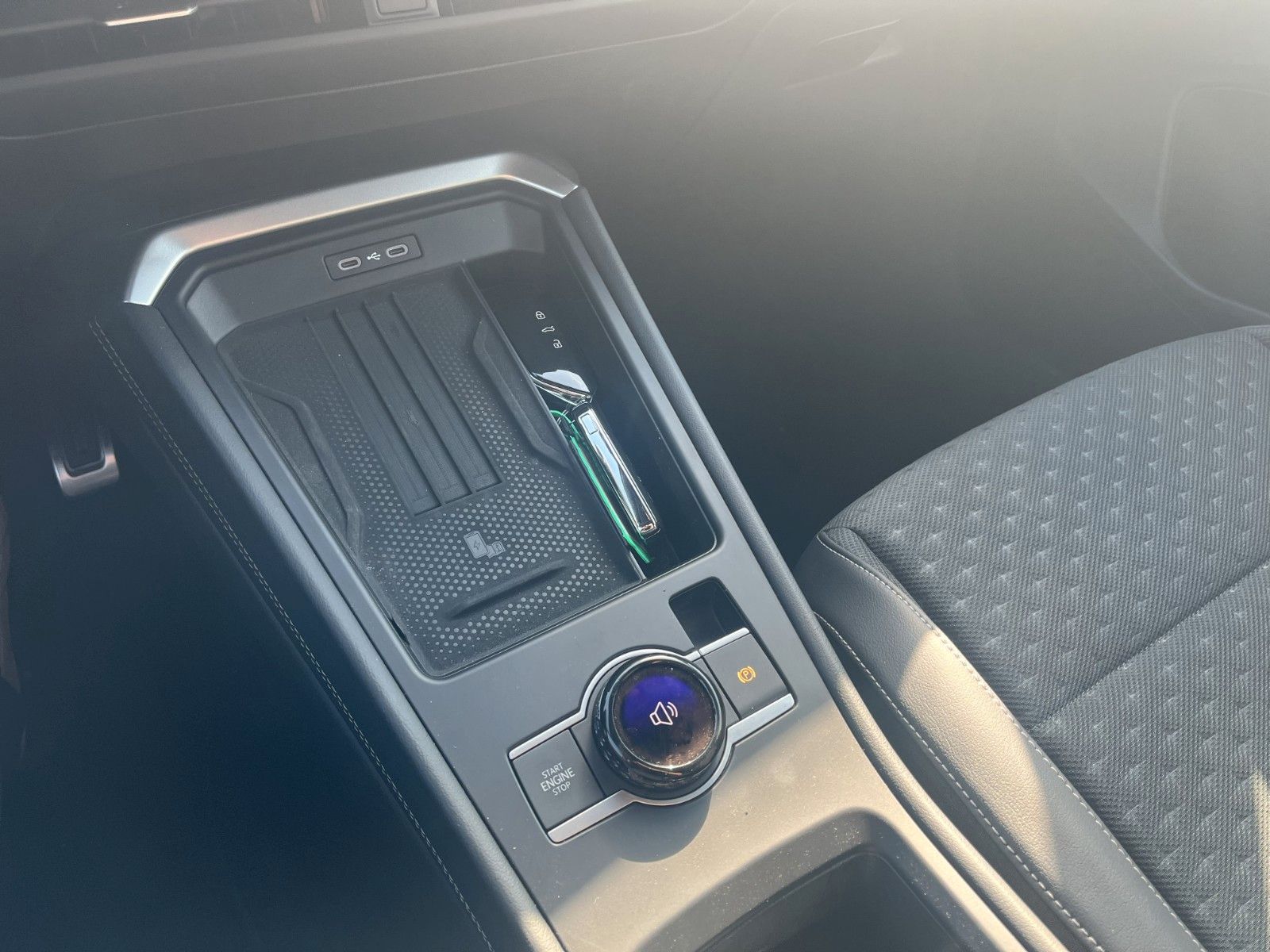 Fahrzeugabbildung Volkswagen T-Roc 1.5 eTSI 110 kW R-Line