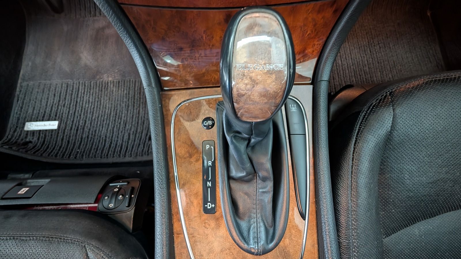 Fahrzeugabbildung Mercedes-Benz E 320 4Matic * Bi- Xenon * STHZ * Elegance