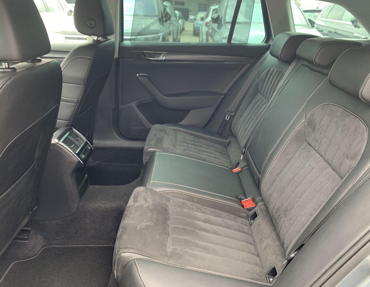 Fahrzeugabbildung SKODA Superb 2.0 TDI*AHK*Alcantara*360°Cam*STHZ*CANTON