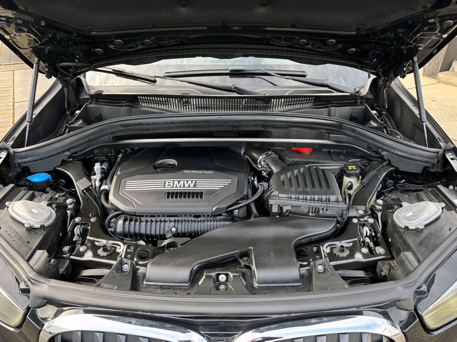 Fahrzeugabbildung BMW X1 sDrive 20i Sport-Line LED SHZ PDC KAM TEMP BT