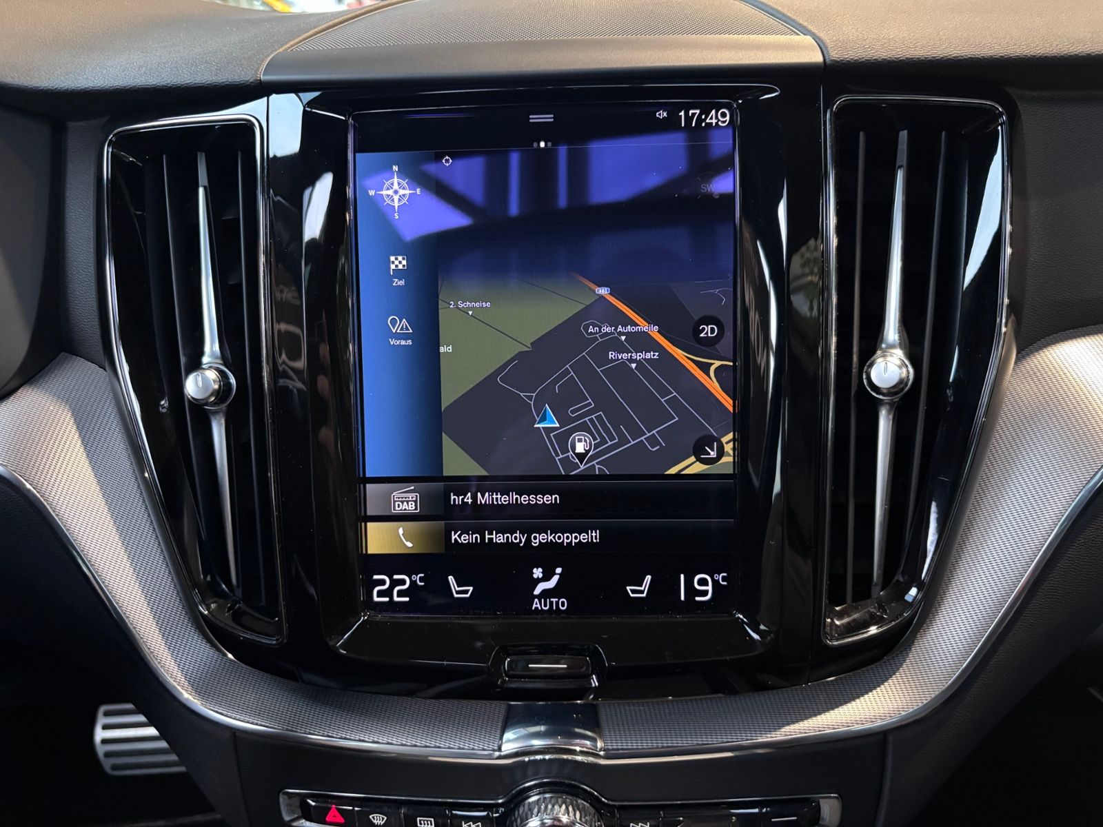 Fahrzeugabbildung Volvo XC60 R Design PANO LED NAVI ALU