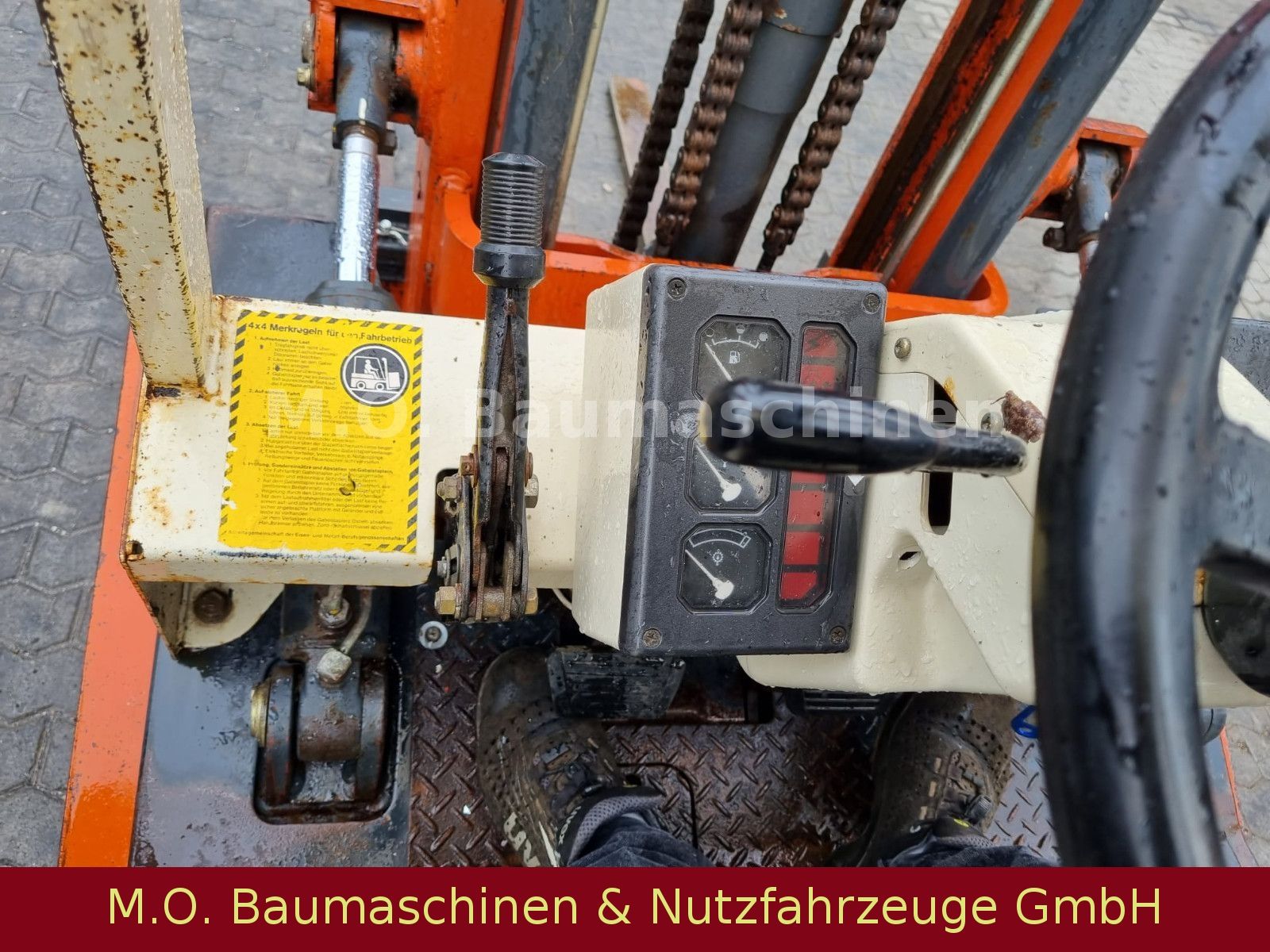 Fahrzeugabbildung Nissan FG 30 / 3t / 3,40 m / Gas / Duplex