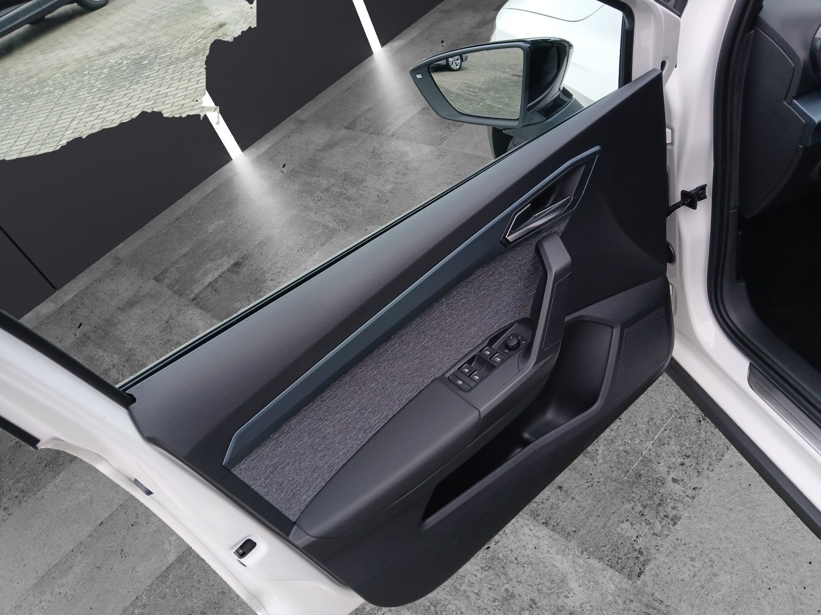 Fahrzeugabbildung SEAT Arona TSI Xperience DSG LED AHK GRA PDC SH LM