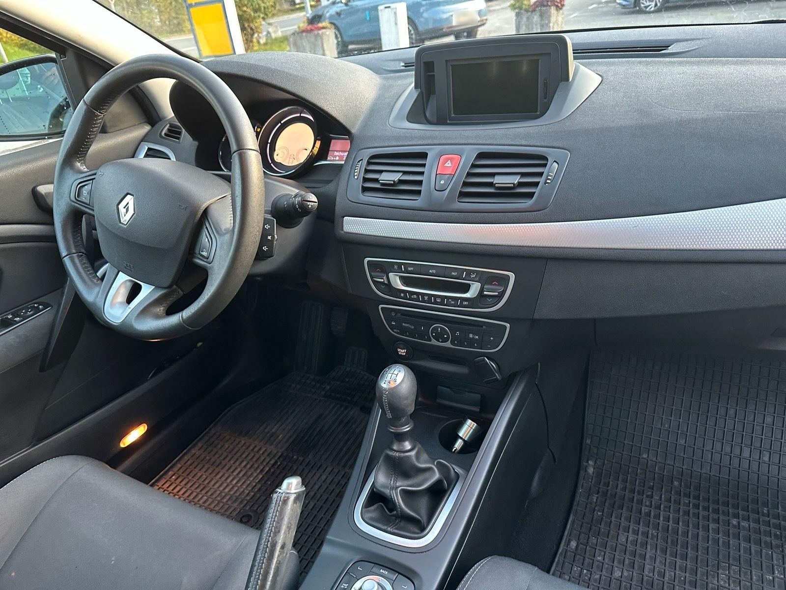 Renault Megane 2011 — rear view