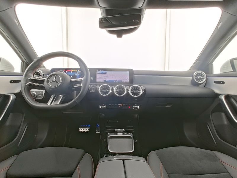 Fahrzeugabbildung Mercedes-Benz A 200 Edition AMG 360°+Distr+Ambi+Keyless+CarPla