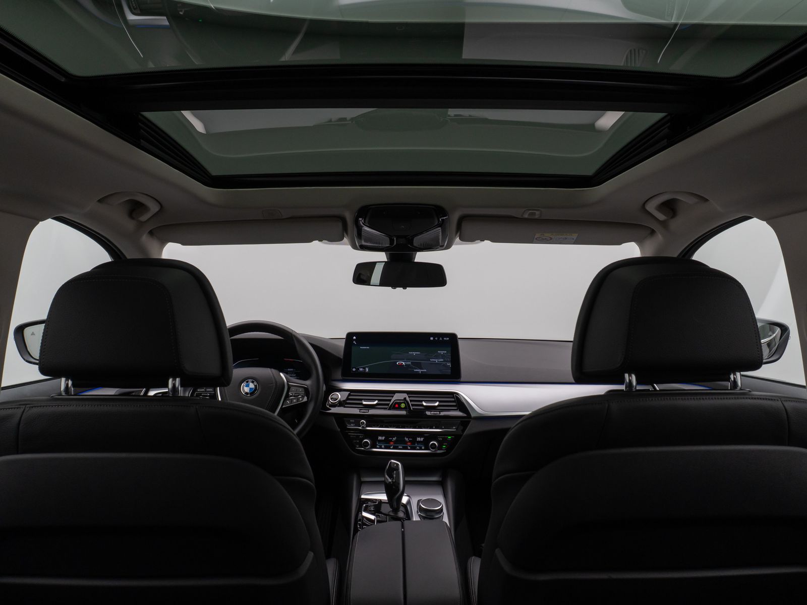 Fahrzeugabbildung BMW 530d Panorama Kamera DAB HiFi DrivAssist Komfort