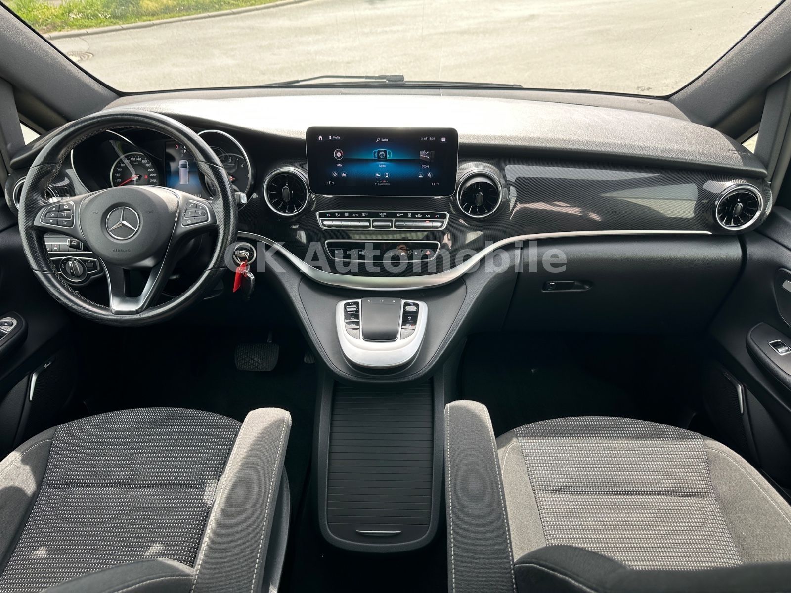 Fahrzeugabbildung Mercedes-Benz V300d EDITION 4Matic AMG-Line/7 Sitze/Pano/LED