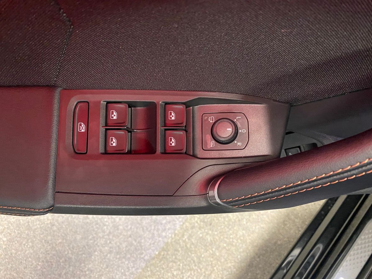 Fahrzeugabbildung CUPRA Leon ST 1.5 eTSI DSG FACELIFT MHEV+5 J. GARANTIE