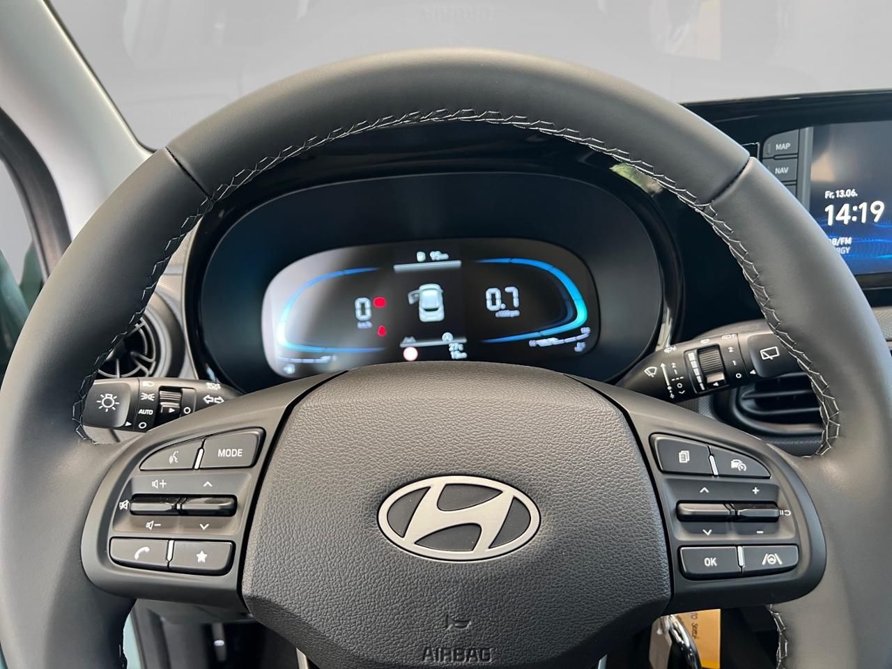 Fahrzeugabbildung Hyundai i10 SELECT *NAVI*KAMERA*CARPLAY*PDC*BT*RADIO*