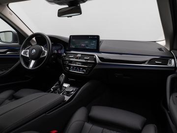 Fahrzeugabbildung BMW 520d xDr Tour AHK HUD HIFI ACC Komfortzug.