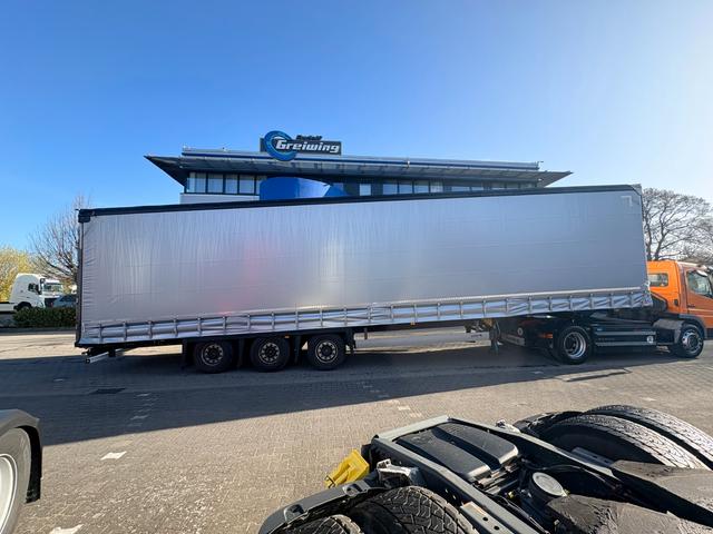 Schmitz Cargobull Curtainsider Mega XL lifting · sliding roof