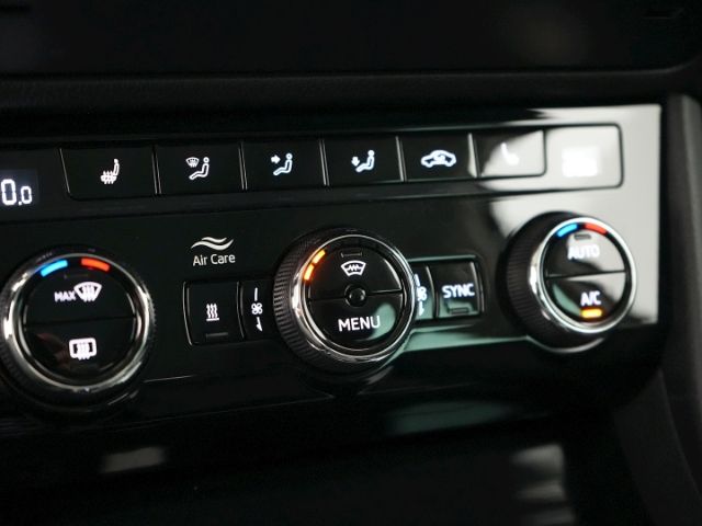 Superb COMBI L&K iV DSG+AHK+LED MATRIX+NAVI+STAN