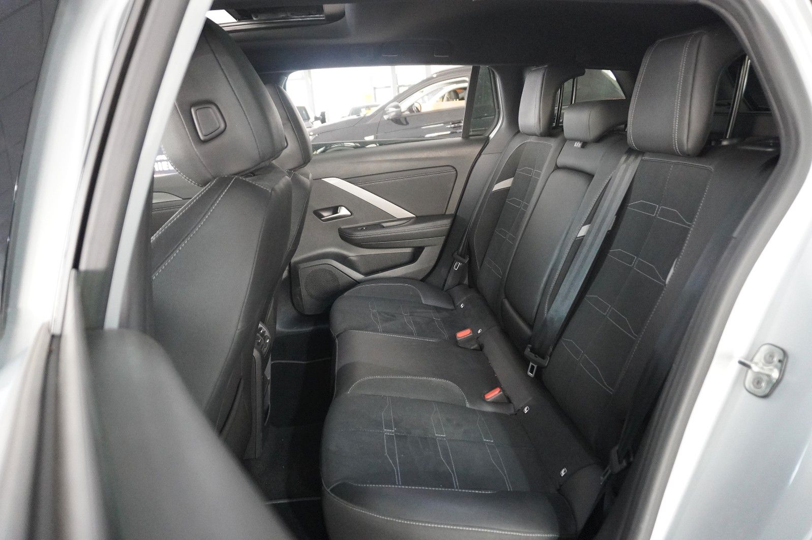 Fahrzeugabbildung Opel Astra L ST 1.2T GS SPORT NAVI/LED/360°/PANO/HUD