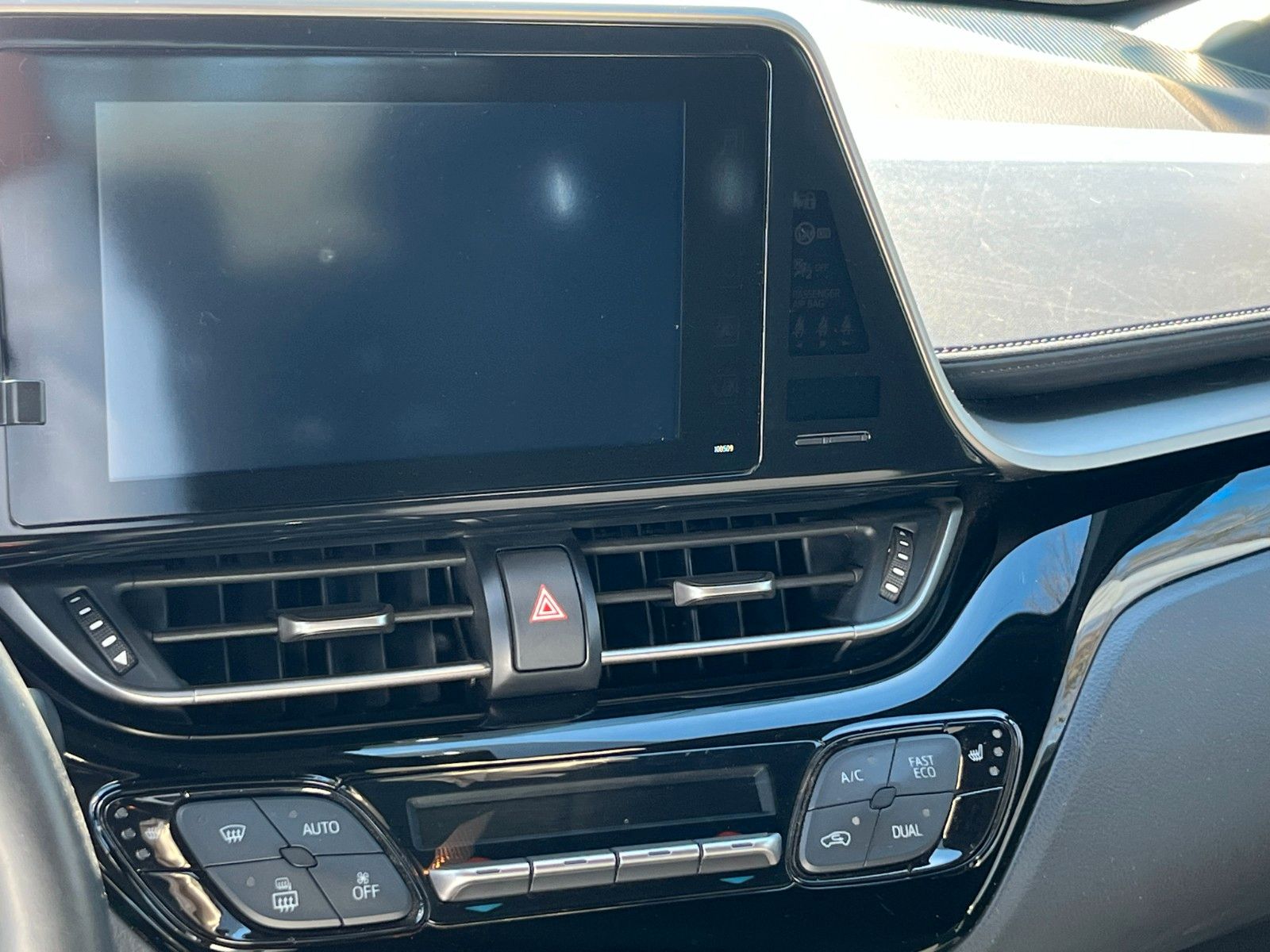 Fahrzeugabbildung Toyota C-HR Hybrid 1,8 Club Automatik inkl. AHK