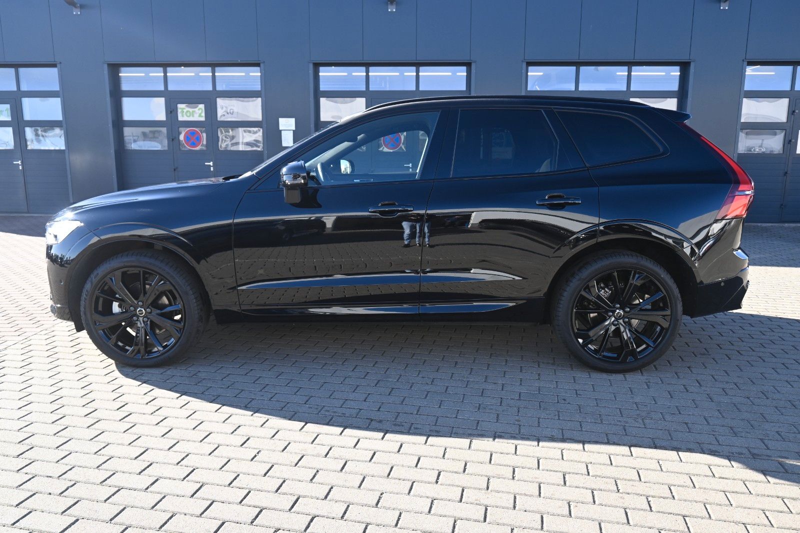 Fahrzeugabbildung Volvo XC60 B5 AWD Plus Black Edition*FSHZG*PANO*360°*