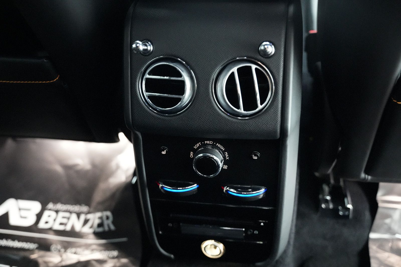 Fahrzeugabbildung Rolls-Royce Cullinan/NOVITEC/WIDEBODY/24''/FOND-TV/STERNEHIM