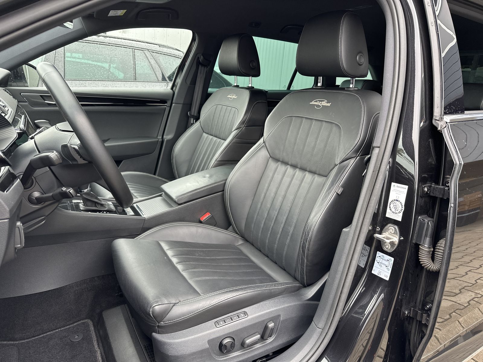 Fahrzeugabbildung SKODA Superb Combi 2.0 TDI DSG L&K NAV+LED+KAM+ACC+VC