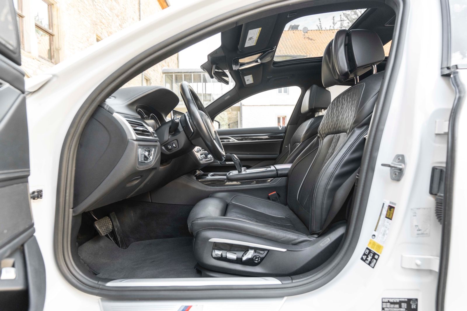 Fahrzeugabbildung BMW 750Li xDrive M SKY LUX LOUNGE HUD H&K TV ACC 360