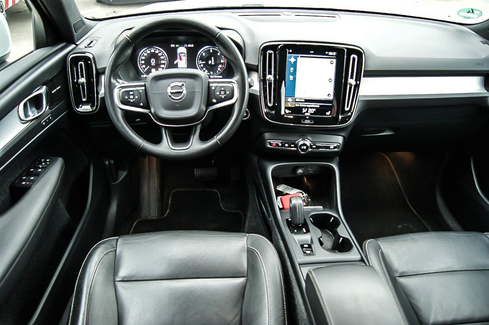 Fahrzeugabbildung Volvo XC40 D4 Momentum Pro AWD 4x4 LEDER ANHZV PRO-PAK