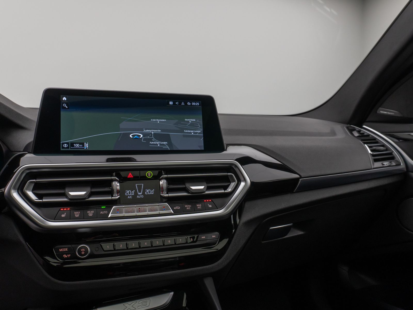 Fahrzeugabbildung BMW X3 xD30e  Panorama Kamera HUD DAB H/K AHK Sport