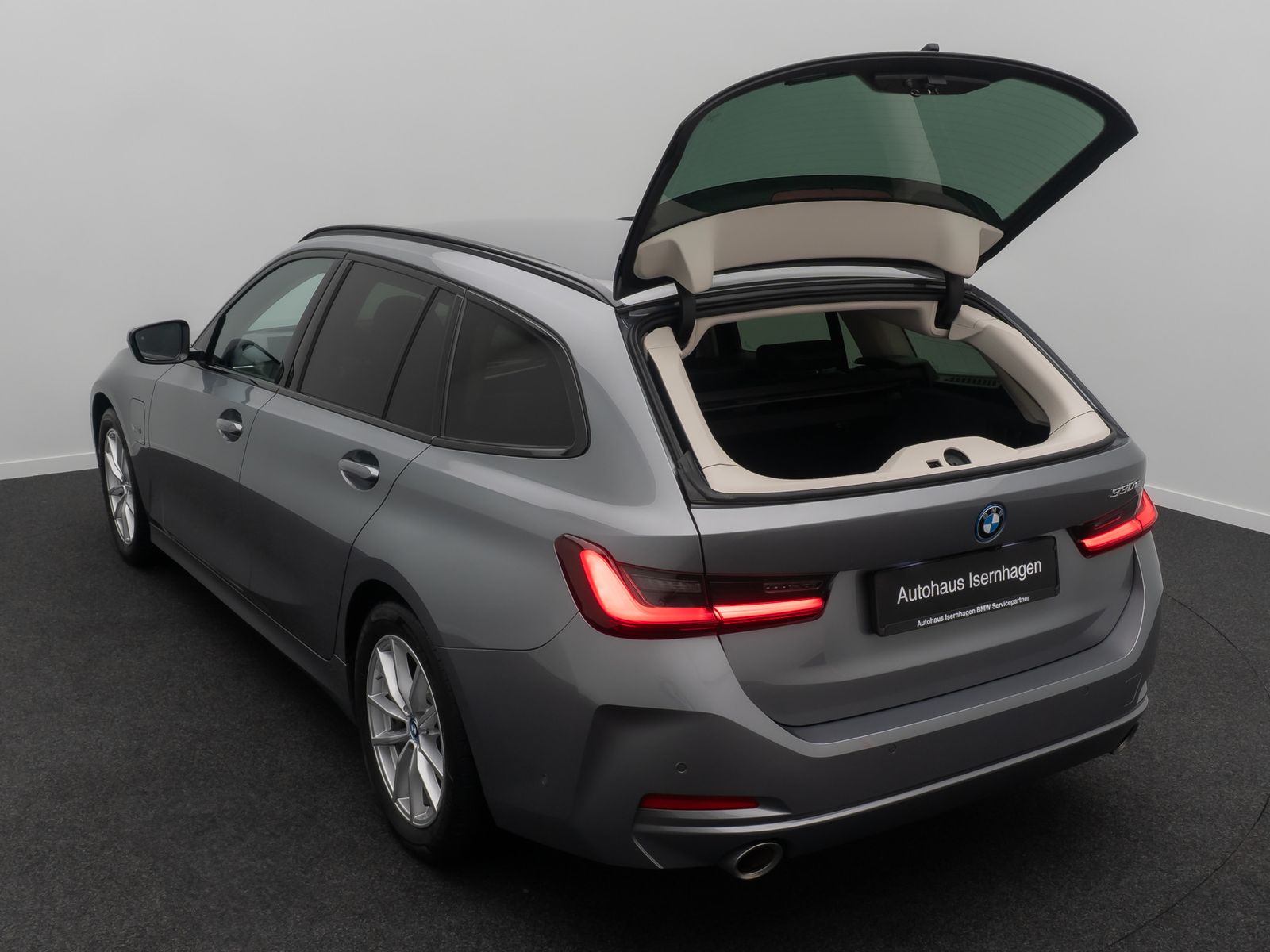 Fahrzeugabbildung BMW 330e Stop&Go Kamera DAB Komfort Leder Sport