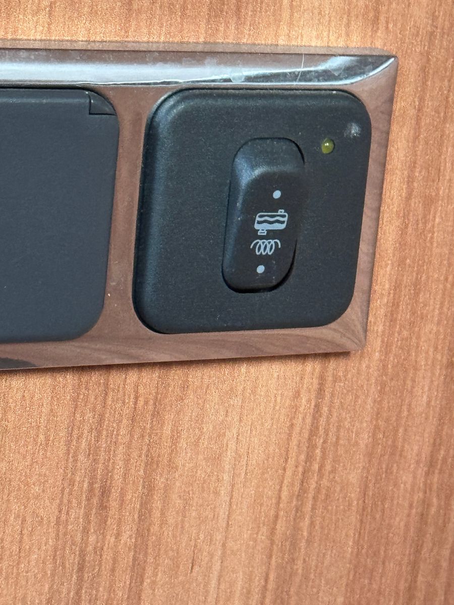 Fahrzeugabbildung Pössl SUMMIT 600 PLUS SCHWENKBAD KAMERA QUERBETT LED