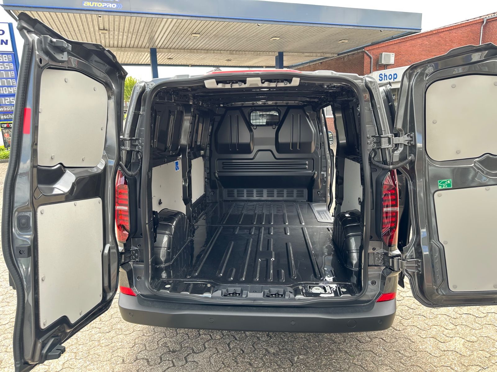 Fahrzeugabbildung Volkswagen T7 Transporter Kasten 2.0 TDI LR Navi/GRA/LED/EP