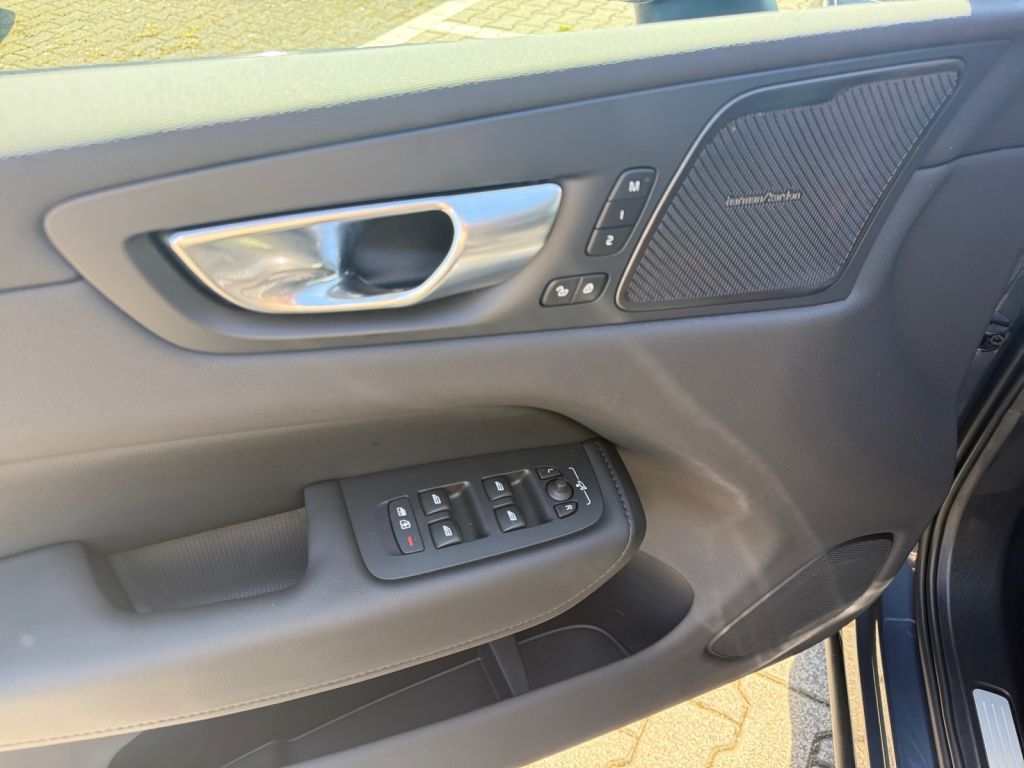 VOLVO XC60 T6 AWD Plug-in Hybrid Plus Dark 360° VOLVO XC60 T6 AWD Plug-in Hybrid Plus Dark 360°