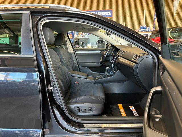 Skoda Superb Combi Style 4x4 *SZHZ*PDC*AHK*NAVI*KLIMA*