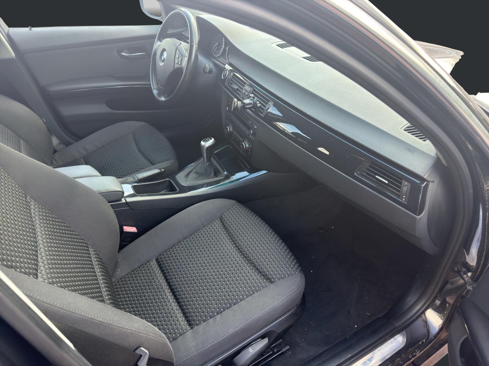 BMW 318 2010 — photo 12