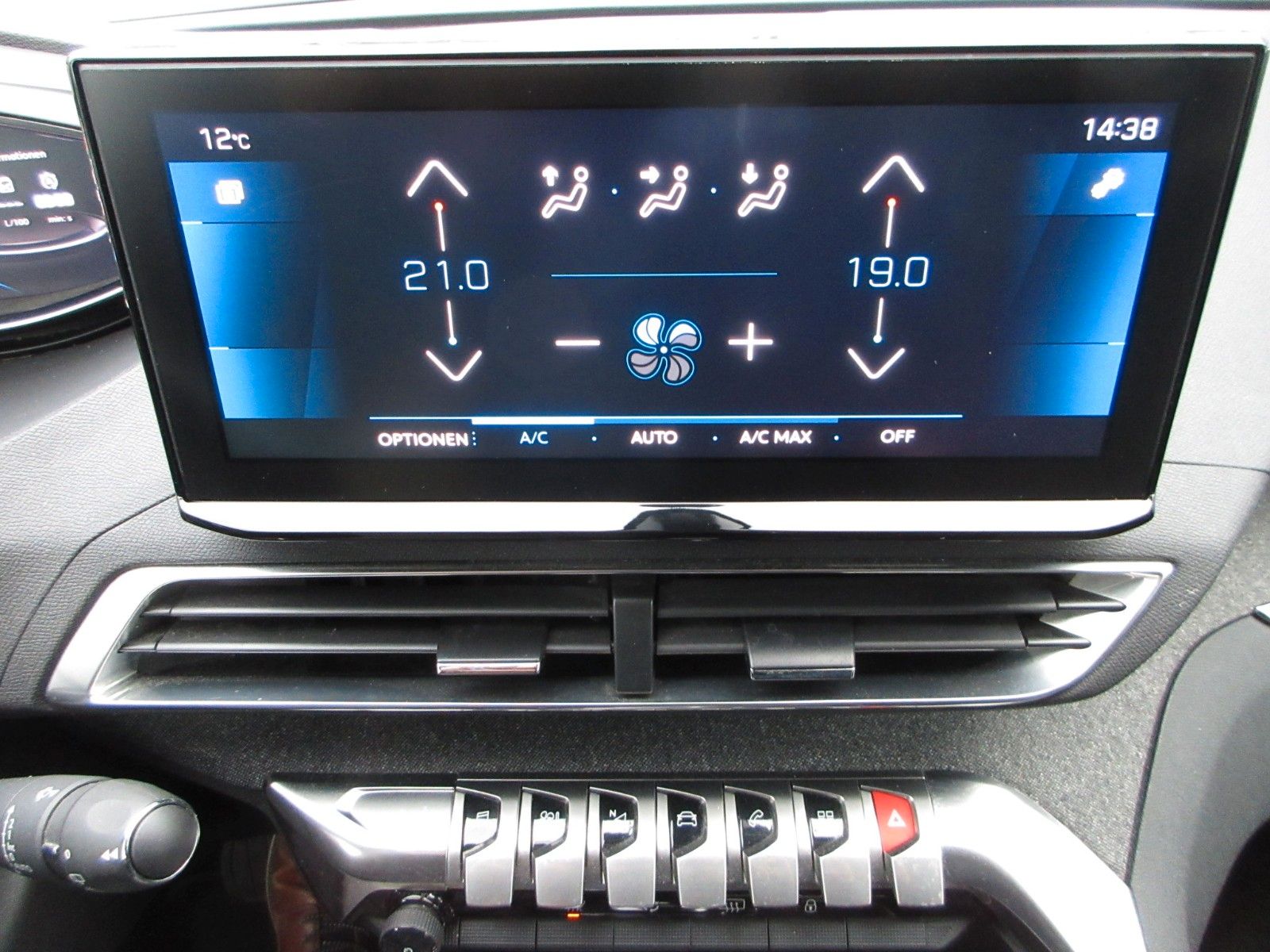 Fahrzeugabbildung Peugeot 5008 Allure Pack 1.5D LED/NAVI/AHK/PDC/R´CAM