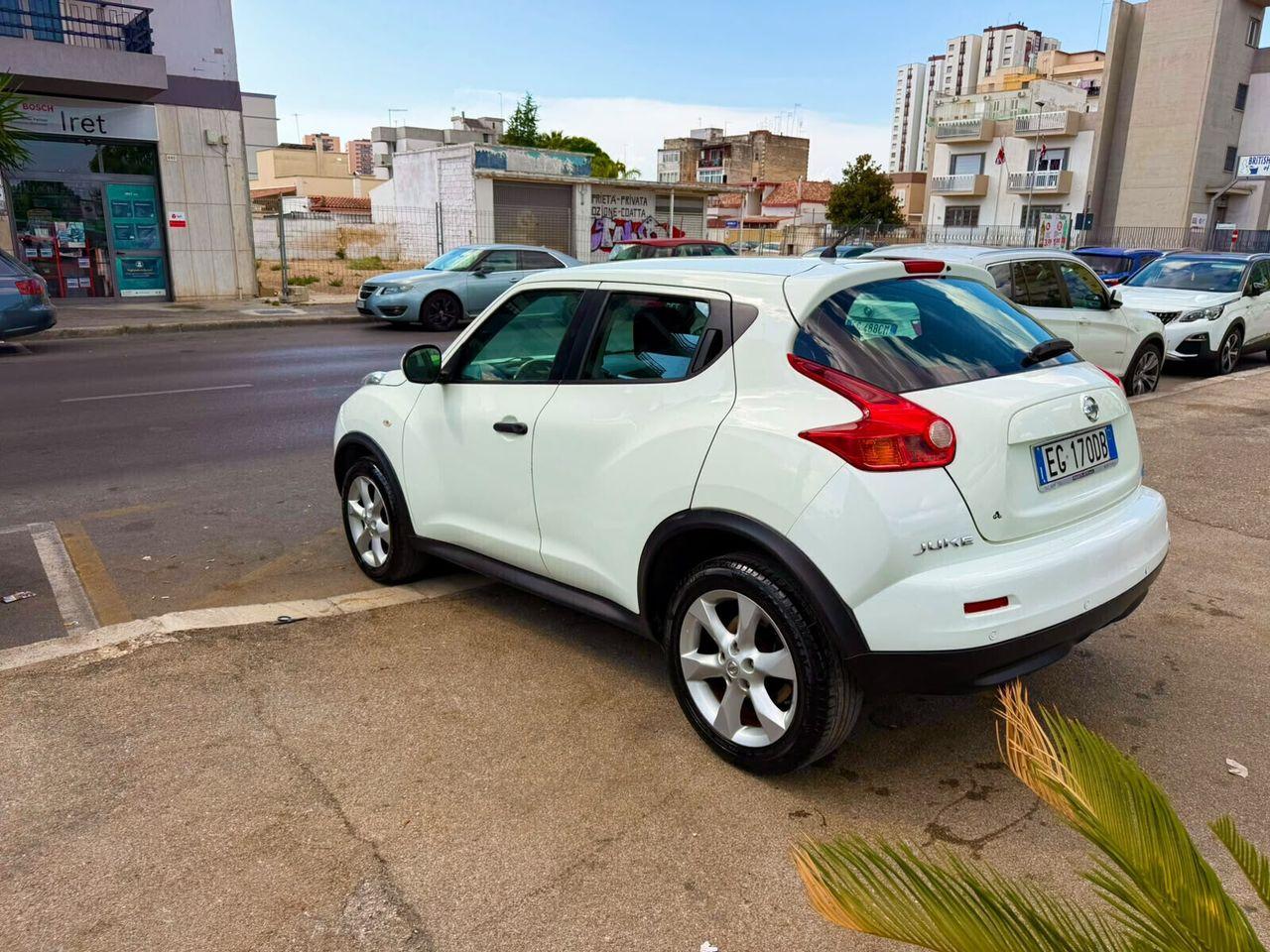 Nissan Juke 2011 — interior