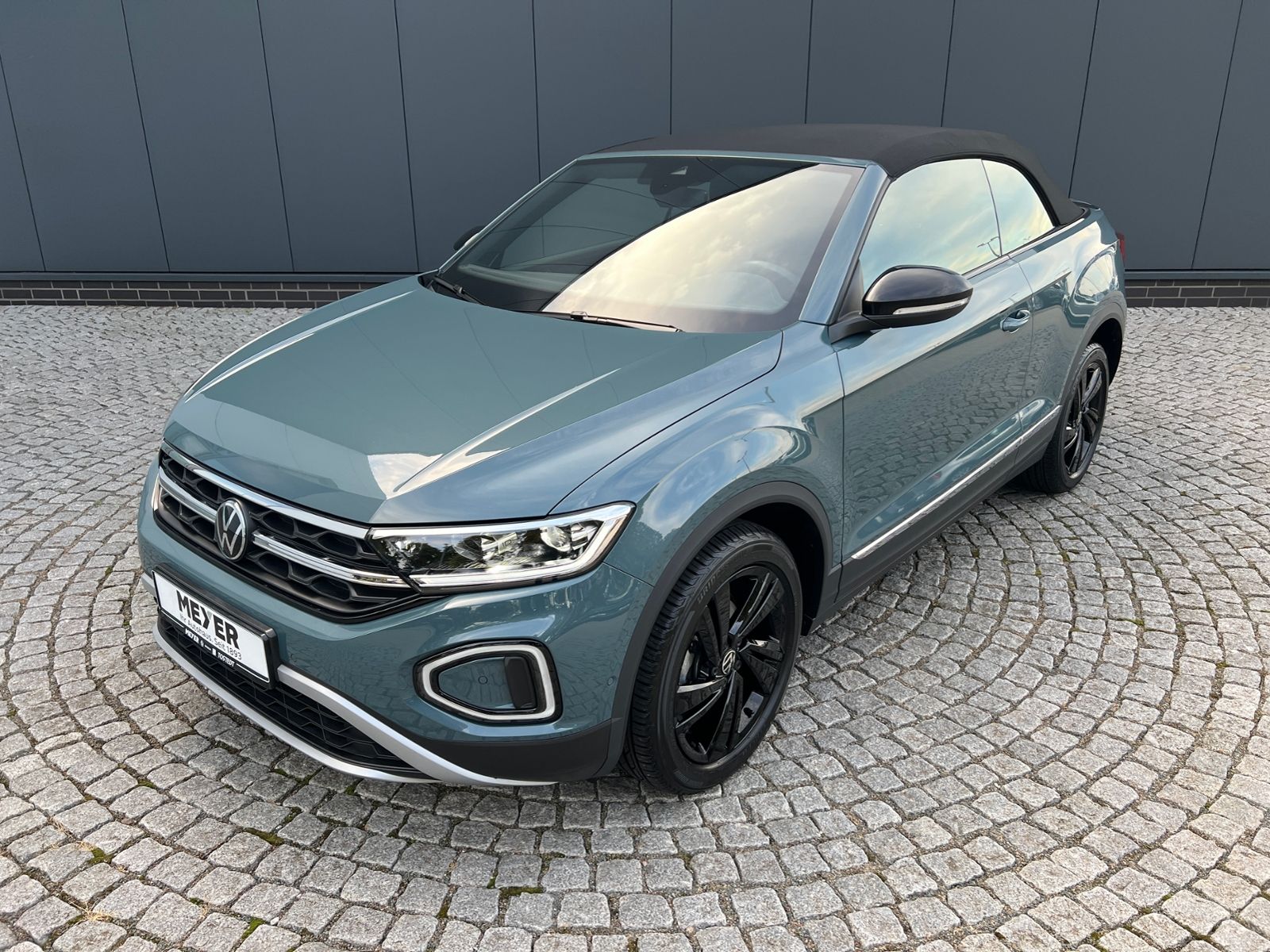 Fahrzeugabbildung Volkswagen T-Roc Cabriolet Style 1.5 TSI DSG *AHK, BlackSty