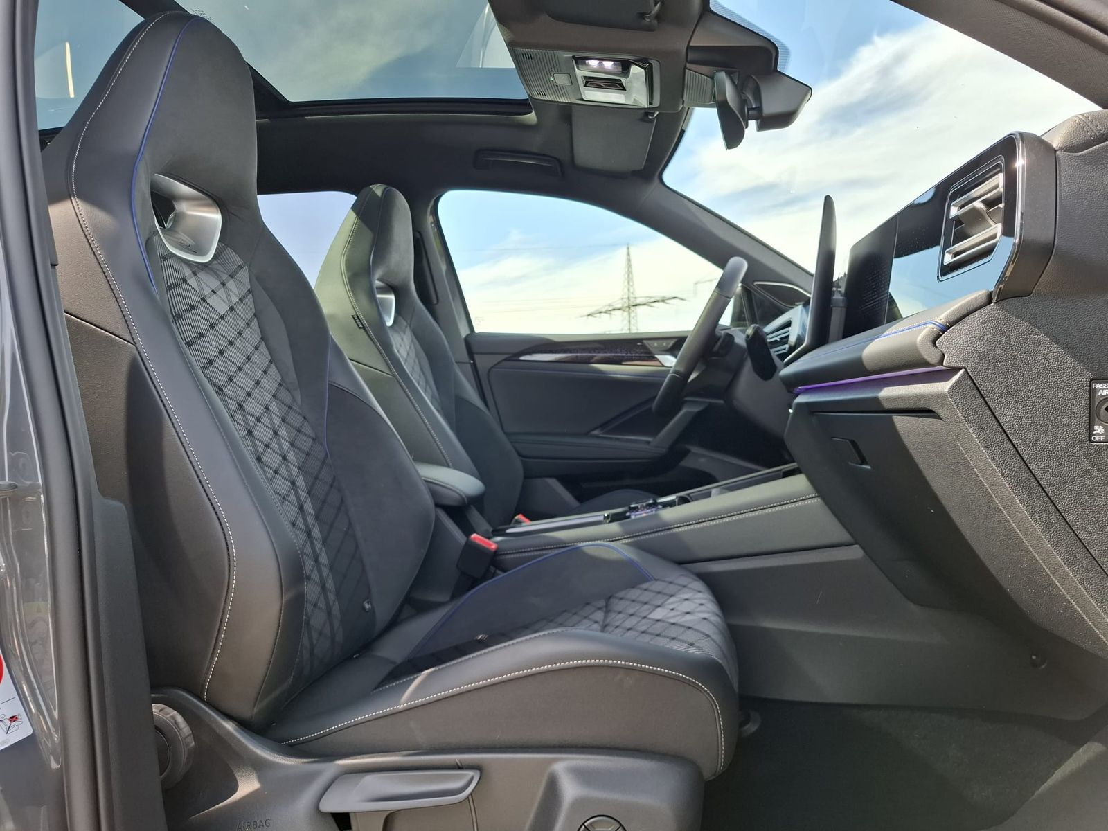 Fahrzeugabbildung Volkswagen Tiguan 2.0 TDI R-Line 4M Pano*Black*Matrix*AHK