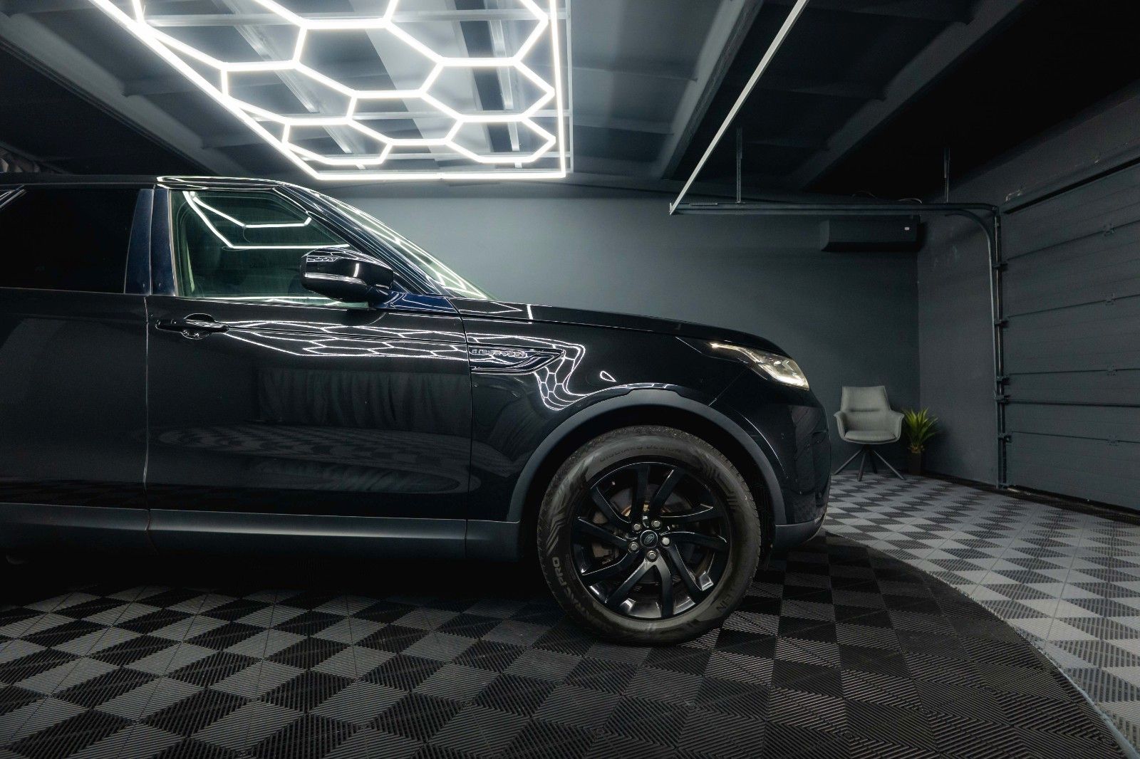 Fahrzeugabbildung Land Rover Discovery 5 2.0 TD SD4 HSE BLACK 4x4 *AHK*LED*