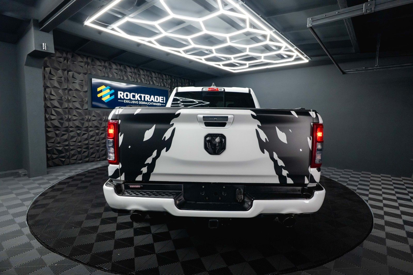 Fahrzeugabbildung Dodge RAM 5.7 V8 HEMI 4x4 OFFROAD LONGBED Night-Paket