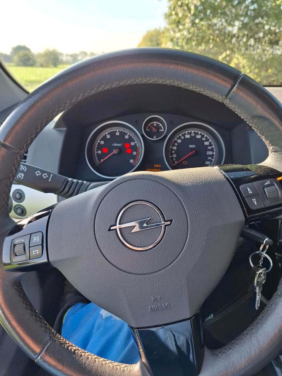Opel Astra 2011 — photo 5