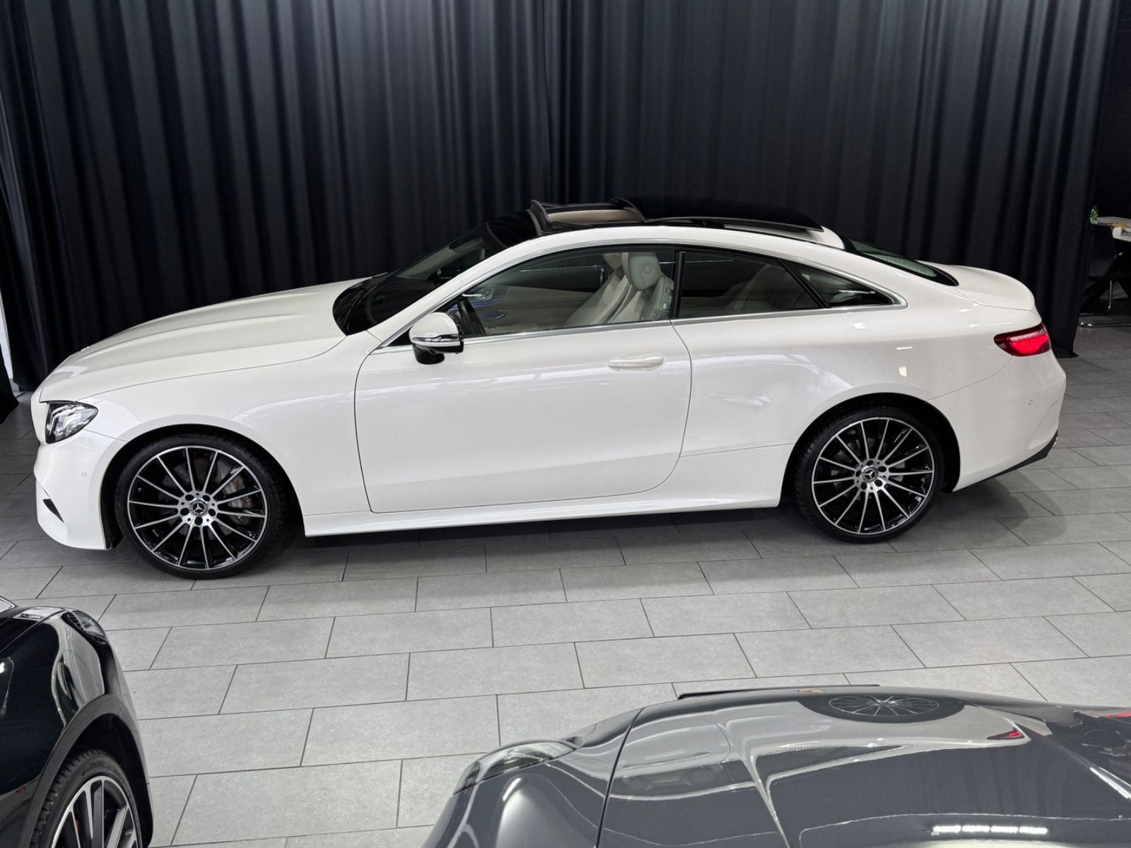 Fahrzeugabbildung Mercedes-Benz E 300 Coupe|AMG-LINE|WIDE-SCREEN|PANO|DESIGNO|