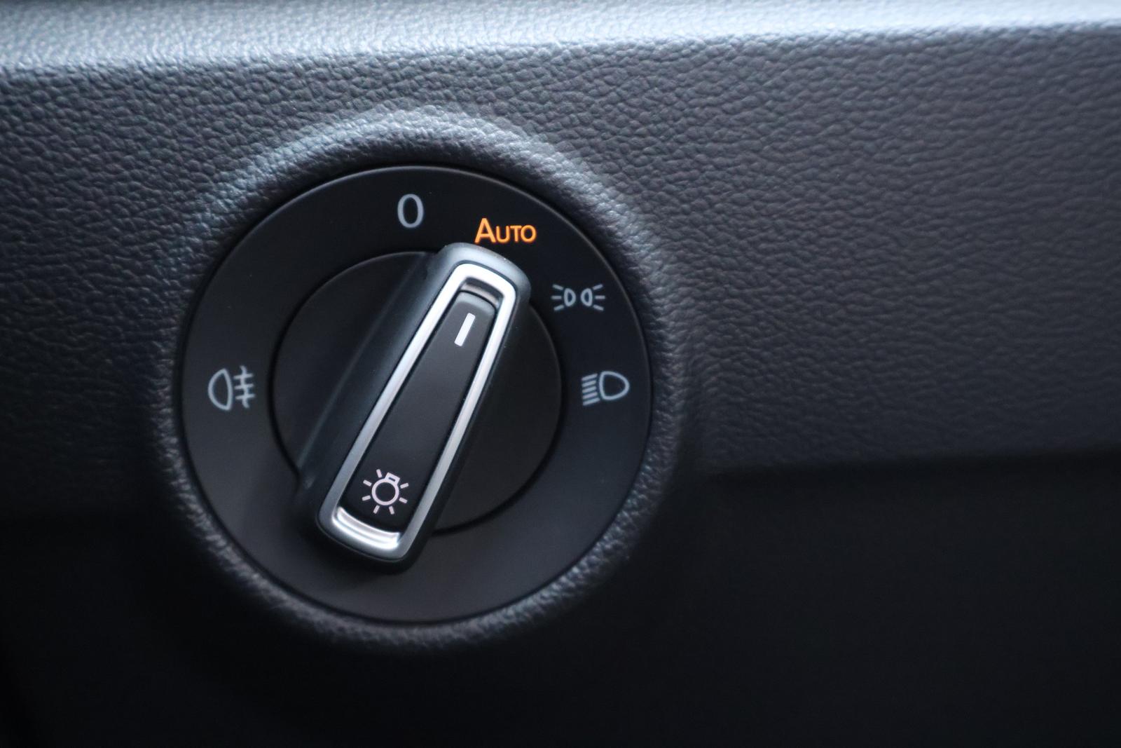 Volkswagen T-Roc 1.5 16V TSI Basis LED Sitzheizung DAB PDC