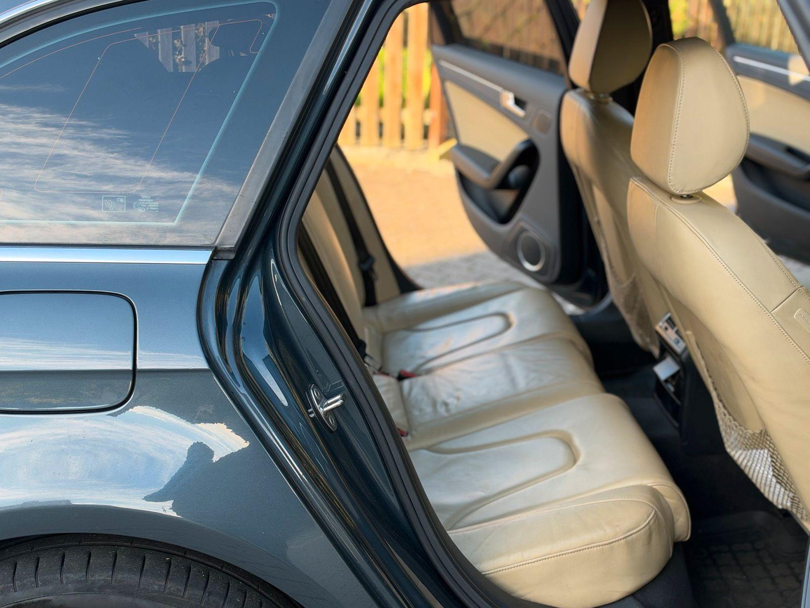Audi A4 2010 — photo 12