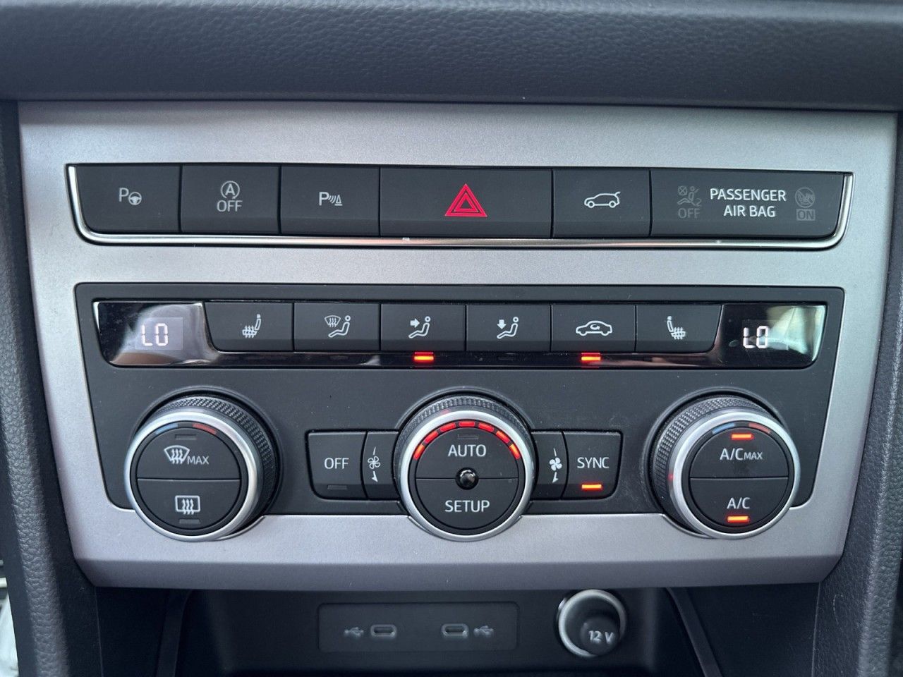 Fahrzeugabbildung SEAT ATECA FR 2.0 TSI 190 PS DSG 4Drive*AHK* - mit KI generiert/bearbeitet